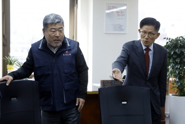 김동명 한국노총 위원장이 21일 서울 경제사회노동위원회를 찾아 김문수 위원장과 기념촬영 후 착석하고 있다.