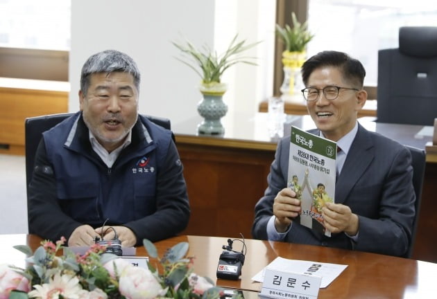 김동명 한국노총 위원장이 21일 서울 경제사회노동위원회를 찾아 김문수 위원장과 대화를 하고 있다.