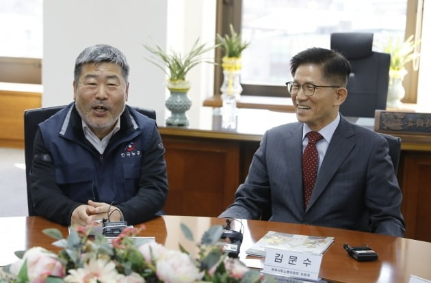 김동명 한국노총 위원장이 21일 서울 경제사회노동위원회를 찾아 김문수 위원장과 대화를 하고 있다. 