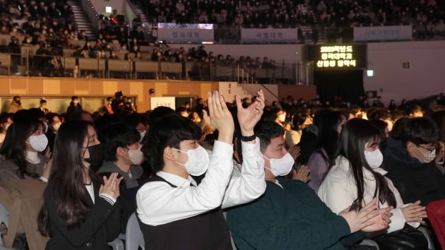 [포토] 4년 만에 열린 첫 대면 입학식