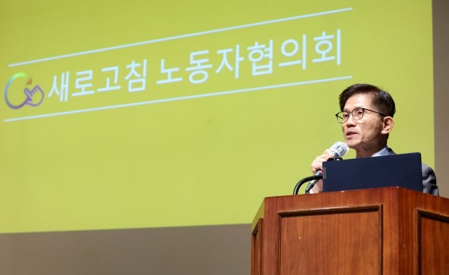 21일 오후 서울 동자동 동자아트센터에서 진행된 '새로고침 노동자협의회에 발대식'에서 김문수 경제사회노동위원회 위원장이 축사를 하고 있다. 