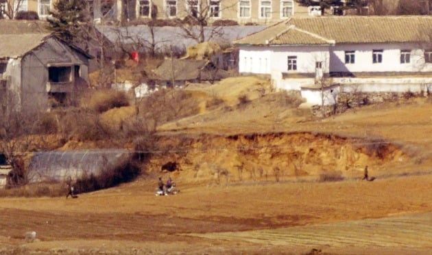 19일 오후 경기도 파주시 오두산 통일전망대에서 바라본 북한 황해북도 개풍군 일대에서 주민들이 이동하고 있다. /사진=연합뉴스