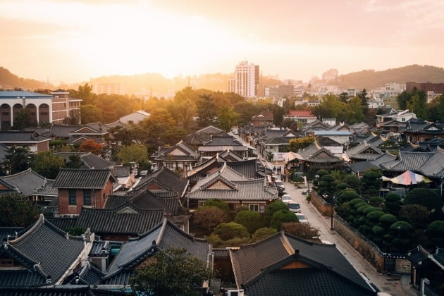 부킹닷컴이 추천하는 한국 여행지 전주한옥마을의 한옥풍경.