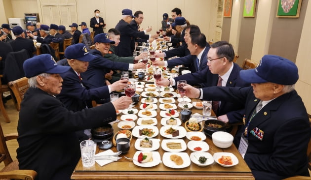 [포토] 참전유공자와 해병대원