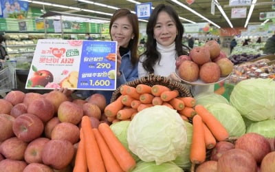 [포토] 농가 돕기, 당근·양배추·사과 할인 판매