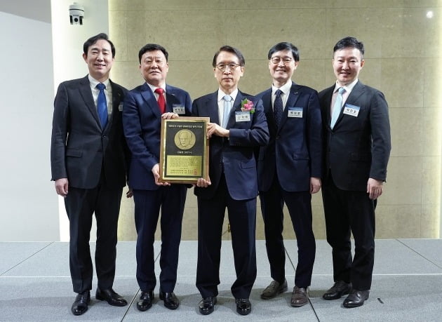 한국경영학회가 선정하는 대한민국 기업가 명예의전당에 고 신용호 교보생명 창업주가 헌액됐다. 신 창업주의 장남인 신창재 교보생명 회장 등 최고경영진이 22일 서울 연세대 신촌캠퍼스에서 열린 헌액식에 참석해 상패를 수여받고 있다. 사진 왼쪽부터 조대규 부사장, 편정범 사장, 신 회장, 류삼걸 부사장, 박진호 부사장. 교보생명 제공