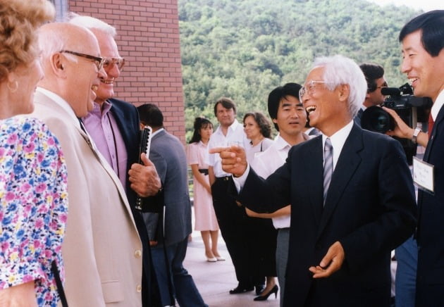 신용호 교보생명 창업주가 1987년 세계보험협회가 주최한 서울총회에 참석해 협회 관계자들과 대화를 나누는 모습. 교보생명 제공 