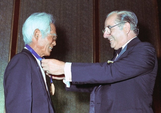 신용호 교보생명 창업주가 1983년 세계보험협회가 주최하는 세계보험대상을 한국인 최초로 수상하는 모습. 교보생명 제공