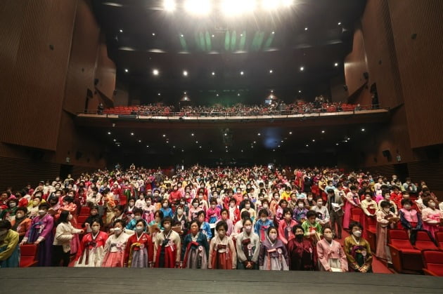 23일 서울 대흥동 마포아트센터에서 열린 2022학년도 일성여자중고등학교 제21회 졸업식에서 졸업생들이 참석했다.