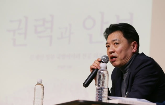 부승찬 전 국방부 대변인이 지난 19일 제주시 김만덕기념관에서 자신의 신간 '권력과 안보-문재인 정부 국방비사와 천공 의혹' 북콘서트를 진행하고 있다. 연합뉴스