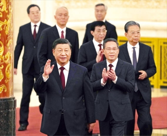 시진핑 중국 국가 주석과 그 뒤에서 박수를 치고 있는 리창 중앙정치국 상무위원의 모습