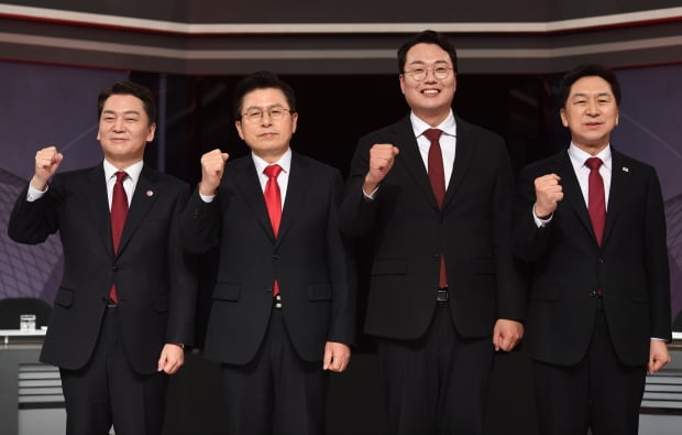국민의힘 당대표 후보들이 22일 서울 여의도 KBS에서 열린 TV토론에 앞서 기념 촬영을 하고 있다. 왼쪽부터 안철수, 황교안, 천하람, 김기현 후보. /사진=뉴스1
