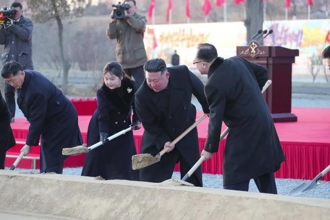 김정은 북한 국무위원장은 25일 딸 주애(왼쪽 두 번째)와 함께 평양 서포지구 새거리건설 착공식에 참석했다고 조선중앙TV가 26일 보도했다. 연합뉴스