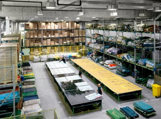 스위스 취리히 프라이탁 공장에서 직원들이 유럽 전역에서 수거된 트럭 방수포로 가방을 제작하고 있다. 프라이탁 제공