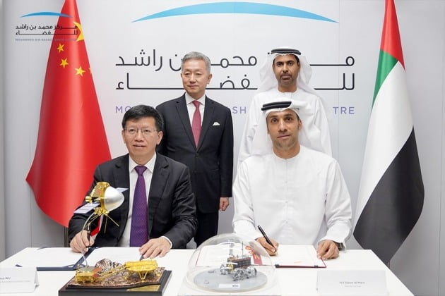 지난해 9월 아랍에미리트(UAE)의 모하메드 빈 라시드 우주센터와 중국 국가항천국(CNSA)이 달 탐사 협정을 체결했다. 사진=MBRSC제공