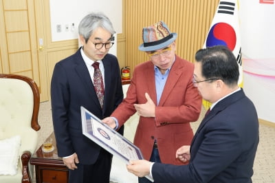 이장우 대전시장, 대한민국 국토 경계 최초 완주한 조웅래 맥키스컴퍼니 회장 축하