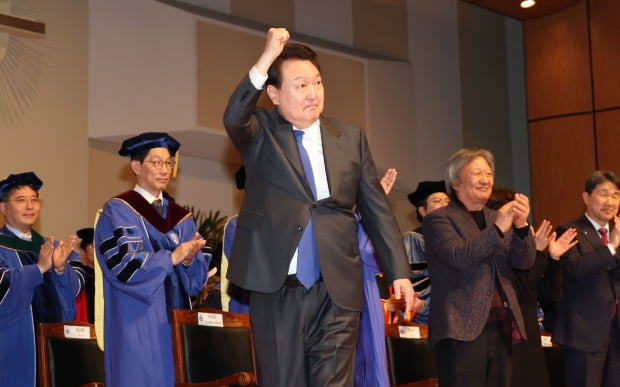 윤석열 대통령이 27일 서울 연세대 신촌캠퍼스에서 열린 학위수여식에서 축사를 마치고 주먹을 들어 졸업생들을 격려하고 있다. 김범준 기자