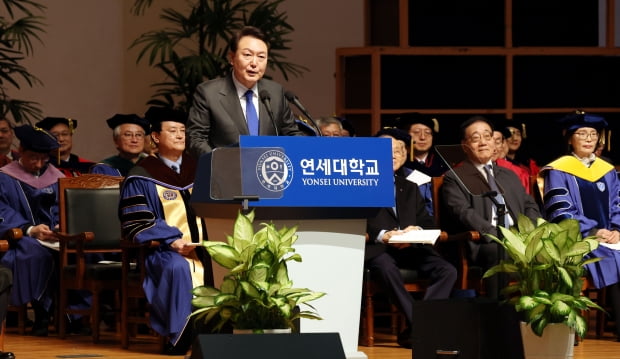 윤석열 대통령이 27일 서울 메이저사이트 신촌캠퍼스에서 열린 학위수여식에서 축사를 하고 있다. 김범준 기자