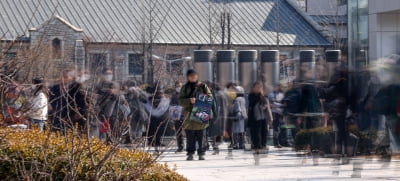  스마트폰에 밀린 졸업식 사진사들