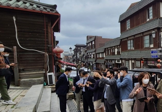 인천 개항장을 방문한 관광객이 인천e지 어플리케이션을 활용해 다국어 서비스를 경험하고 있다. 인천시