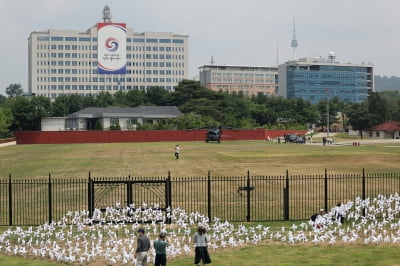 용산에 '尹집무실 뷰' 이색 카페 떴다…입구엔 '커밍순' 표시