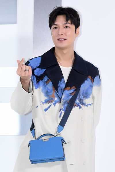 [포토] 이민호, '팬들에게 보내는 하트~'