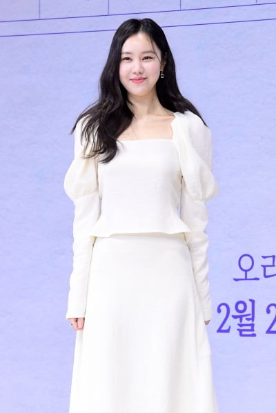  김예원, '수줍게 웃는 모습이 사랑스러워'