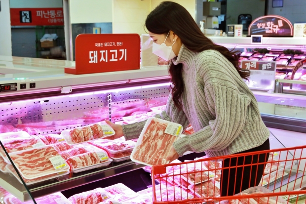 롯데마트와 슈퍼가 뭉치니 다르다! 통합 소싱 시너지 '반값 삼겹살'로 증명한다!