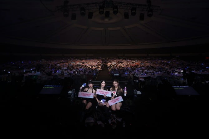 VIVIZ(비비지), 홍콩서 팬미팅 투어 첫 공연 성료…무대+소통 다잡은 ‘VIVID DAYZ’