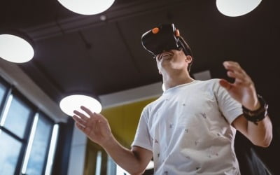 VR 더 실감나게 경험…극미세 마이크로 LED 원천기술 개발