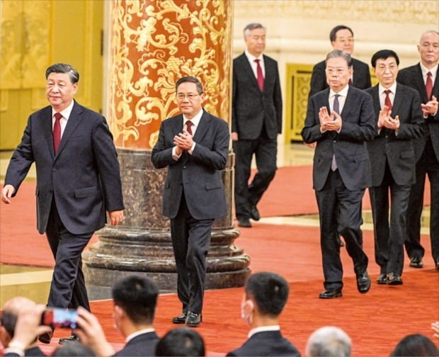 시진핑 중국 국가주석(왼쪽부터)과 리창 총리 내정자 등 중국 권력의 핵심인 7명의 중국공산당 중앙정치국 상무위원.  AP연합뉴스 