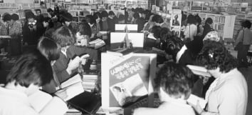 40여 년 전 교보문고 광화문점에서 책을 읽고 있는 사람들. 교보문고 제공 