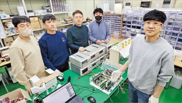 공성호 메디센텍 대표(왼쪽 세 번째)가 김재건 연구소장(왼쪽 네 번째), 직원들과 세계 최초로 개발한 수질측정기에 대해 논의하고 있다.  오경묵 기자 