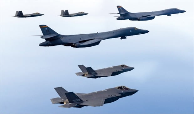 한·미 공군이 지난 1일 서해 상공에서 올해 첫 연합 공중훈련을 했다. 훈련에는 한국 측 F-35A 전투기와 미국 측 B-1B 전략폭격기(가운데 두 대) 및 F-22·F-35B 전투기 등이 참여했다.  /국방부 제공 
