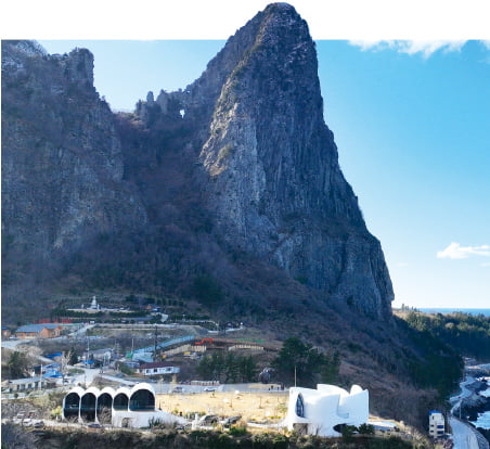 수직 암벽의 추산은 고릴라 형상을하고 있는 것처럼 보인다. 