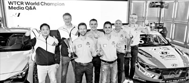 월드투어링카컵(WTCR)에서 우승한 가브리엘 리조 레이싱팀 총괄(왼쪽 세 번째), 미켈 아즈코나 드라이버 부문 우승자(다섯 번째) 등이 기념사진을 찍고 있다.   현대차 제공 