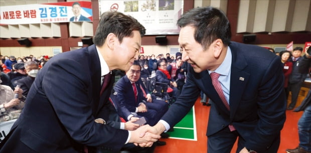 국민의힘 당대표 후보인 안철수(왼쪽), 김기현(오른쪽) 의원이 5일 서울 동대문구청 대강당에서 열린 국민의힘 동대문구 갑을 합동 당원대회에서 인사하고 있다.  연합뉴스 