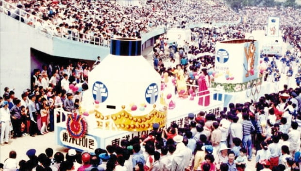 1985년 울산종합운동장(당시 공설운동장)에서 열린 제19회 울산공업축제 가장행렬 전경. /울산시 제공 