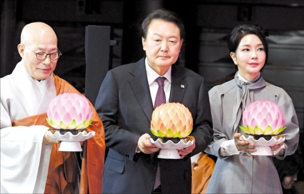 [포토] 신년대법회 참석한 윤석열 대통령 부부