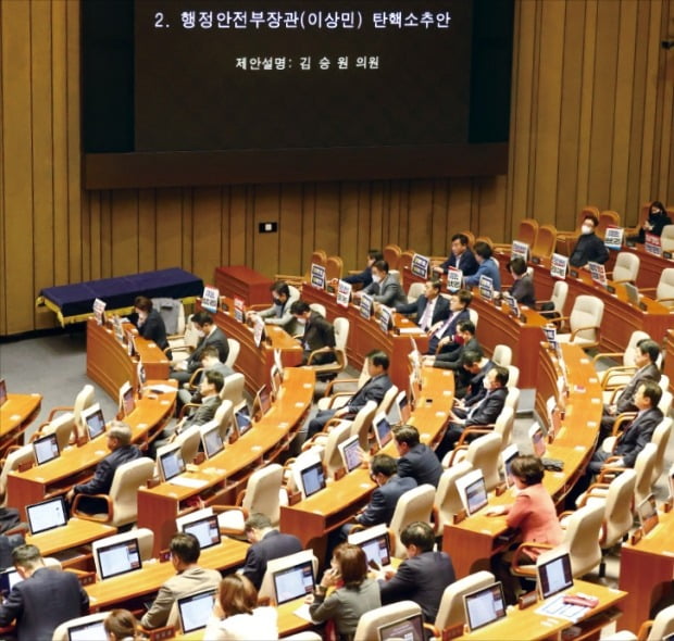 국회가 8일 본회의를 열어 이상민 행정안전부 장관 탄핵소추안을 가결했다. 이날 오전 청와대 영빈관에서 열린 제56차 중앙통합방위회의에 참석한 이 장관이 생각에 잠긴 듯 눈을 감고 있다(아래 사진). /김병언 기자·연합뉴스 