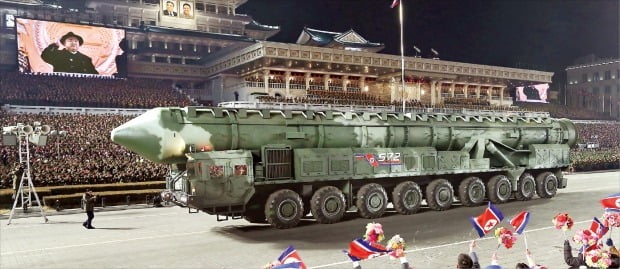 [포토] 北 열병식에 등장한 '고체연료 ICBM'