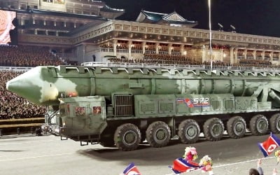 [포토] 北 열병식에 등장한 '고체연료 ICBM'