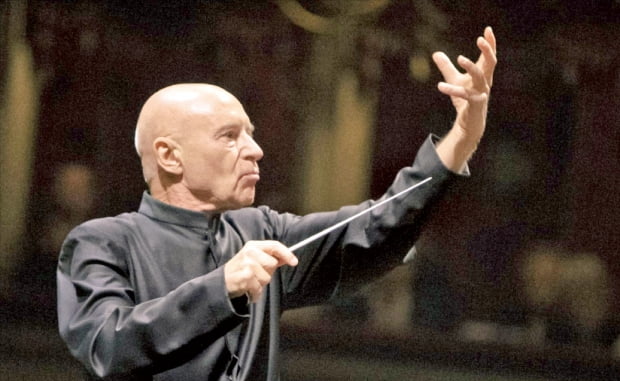 독일 출신의 세계적인 지휘자 크리스토프 에센바흐(83)가 오케스트라를 지휘하고 있다.  예술의전당 제공 