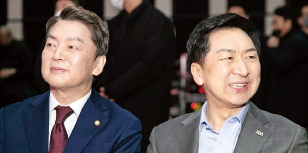 지난 7일 서울 강서구의 한 방송 스튜디오에서 열린 ‘국민의힘 전당대회 후보자 비전발표회’에서 김기현 후보(오른쪽)와 안철수 후보가 나란히 앉아 있다.  김병언 기자 