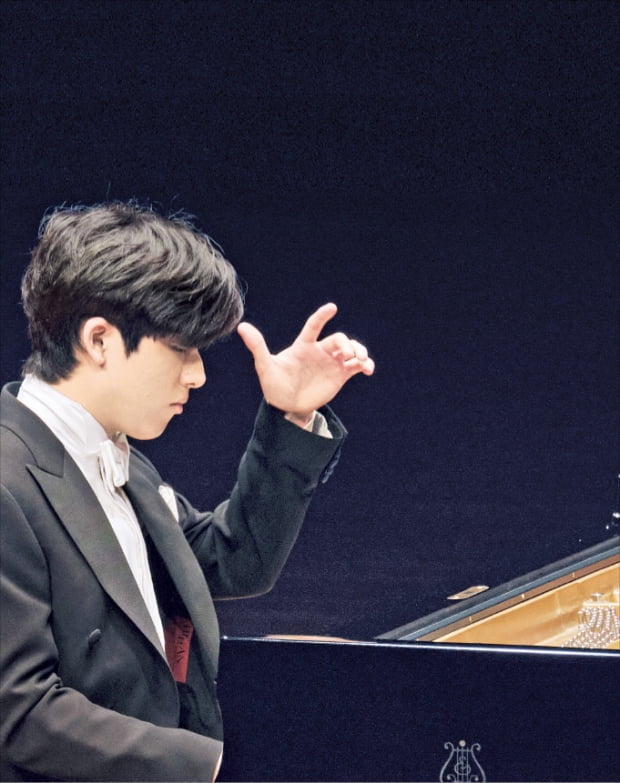 지난해 12월 10일 서울 예술의전당 콘서트홀에서 연주하고 있는 피아니스트 임윤찬.  목프로덕션  제공 