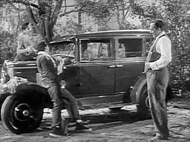 아서 밀러의 희곡을 영화화한 ‘세일즈맨의 죽음’에서 윌리와 두 아들이 단란한 한때를 보내는 모습. 