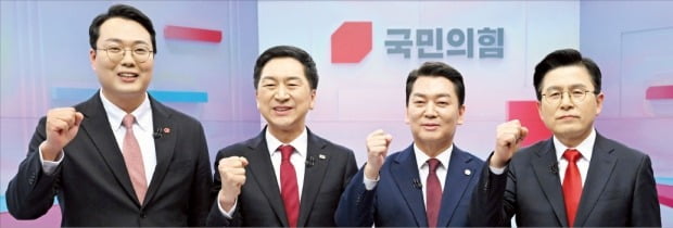 국민의힘 당대표 후보들이 15일 첫 번째 TV 토론이 열린 서울 태평로 TV조선 스튜디오에서 함께 주먹을 쥐어 보이고 있다. 왼쪽부터 천하람·김기현·안철수·황교안 후보.  /김병언 기자 