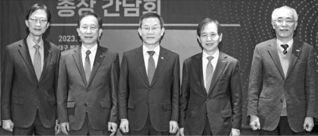 이용훈 UNIST 총장(왼쪽부터), 국양 DGIST 총장, 이종호 과학기술정보통신부 장관, 이광형 KAIST 총장, 김기선 GIST 총장이 16일 대구 메리어트호텔에서 간담회를 마친 뒤 기념촬영을 하고 있다.  /연합뉴스 