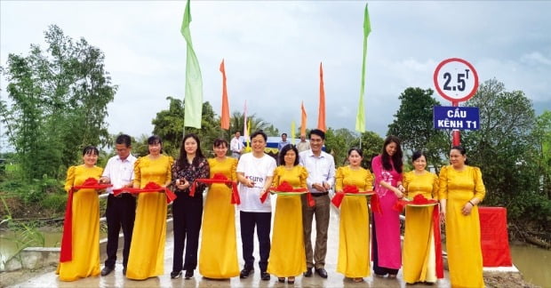 한국무역보험공사(K-SURE) 관계자들이 지난달 10일 베트남 빈롱성 미투언에서 열린 ‘프렌들리 브릿지’ 완공식에 참석해 기념 커팅을 하고 있다. /K-SURE 제공
 