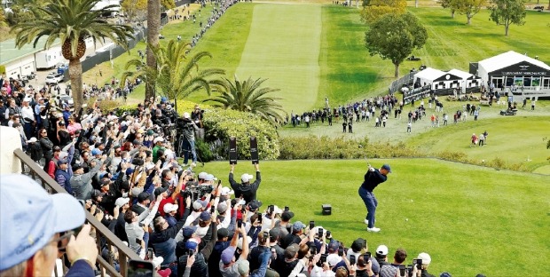 타이거 우즈가 17일(한국시간) 열린 미국프로골프(PGA)투어 제네시스인비테이셔널 1번홀에서 티샷하고 있다.  /AFP연합뉴스 